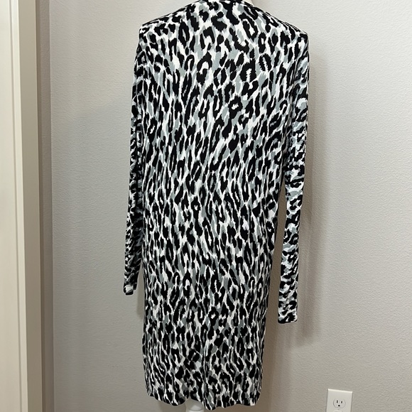 Sweet Romeo Cardigan in Grey Leopard - Picture 4 of 6